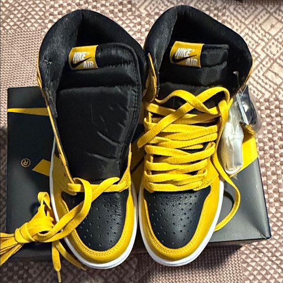 Nike Air Jordan 1 Retro High - Picture 3 of 6